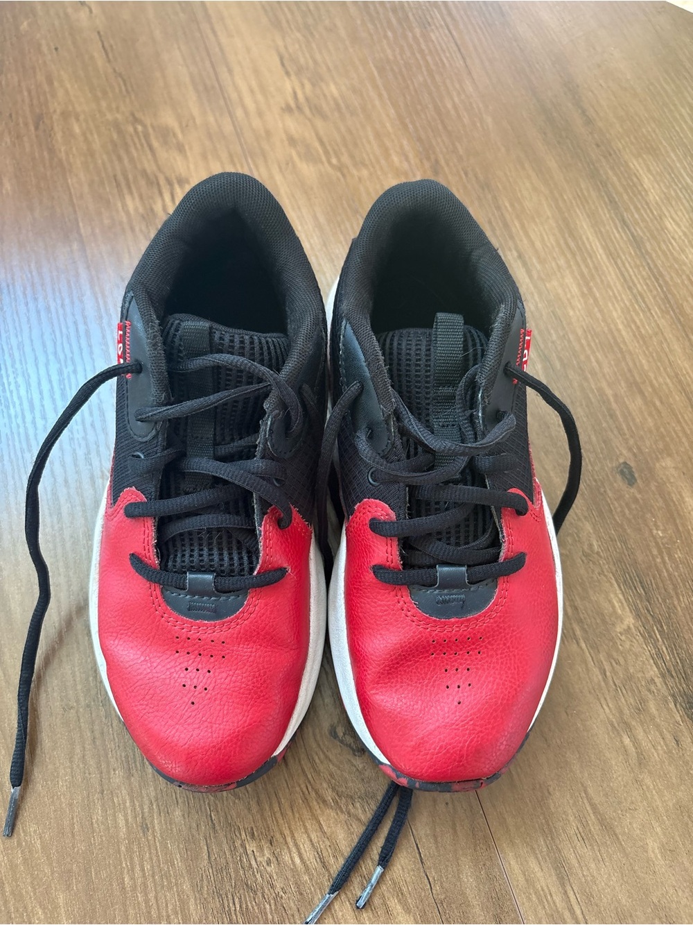 Under Armour Kids Red and Black Sneakers size 3Y. INV25/575